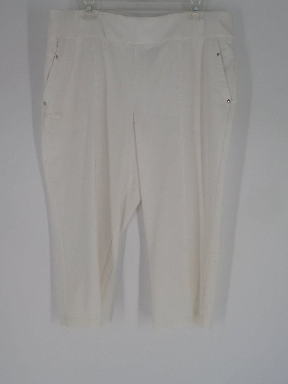 Chico's Zenergy Golf  Woman's White  Capri Pants  Size 3 US 16
